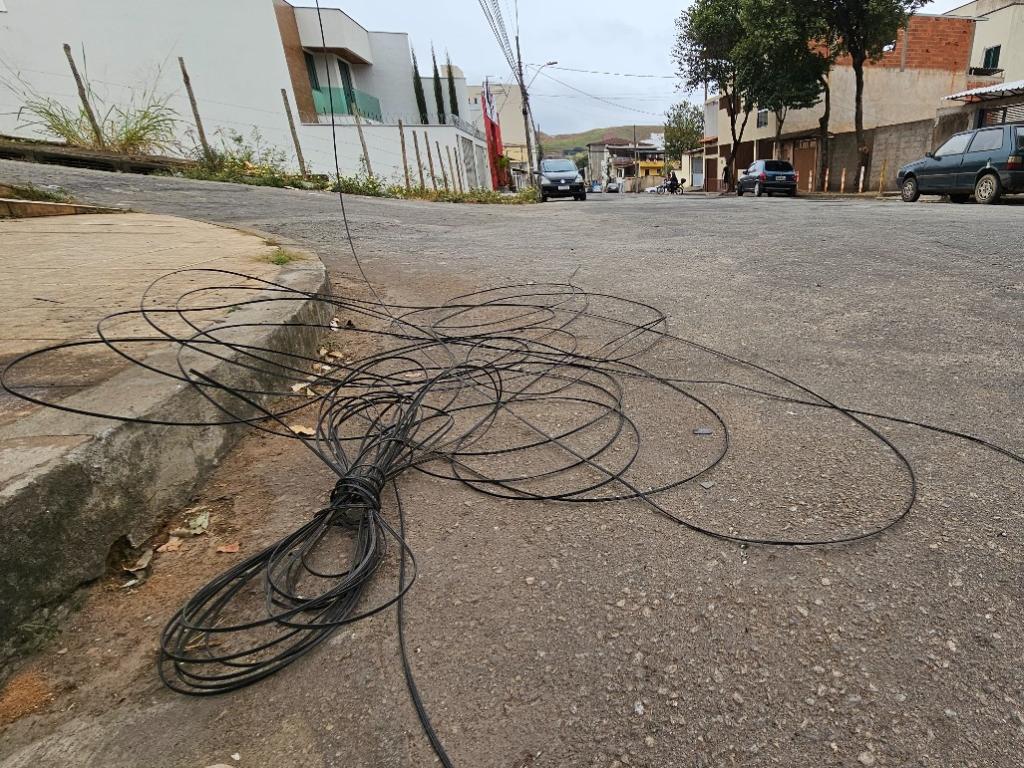 Audiência discute problema de fios ociosos na rede de energia elétrica em Montes Claros