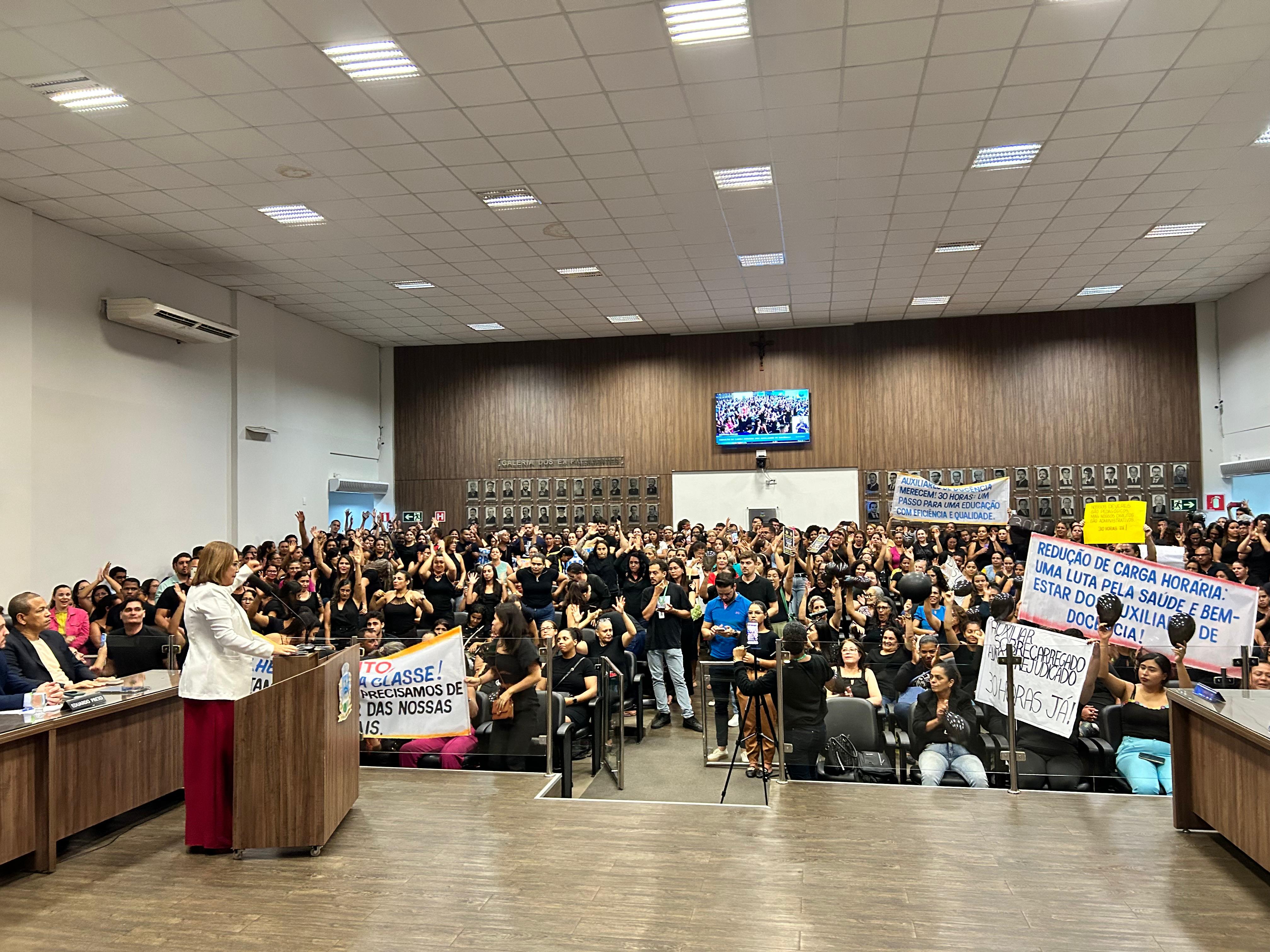 Audiência pública debate redução da carga horária dos auxiliares de docência