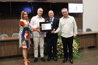 Colégio Prisma recebe placa Alferes José Lopes de Carvalho