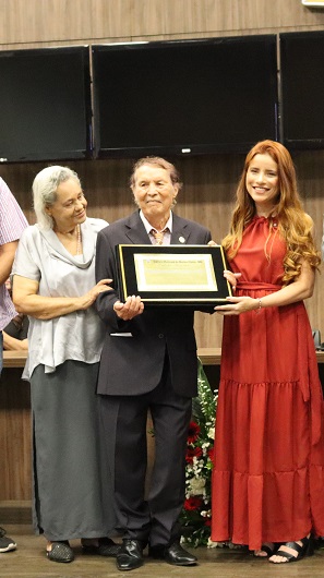 Educador recebe homenagem da Câmara de Montes Claros 