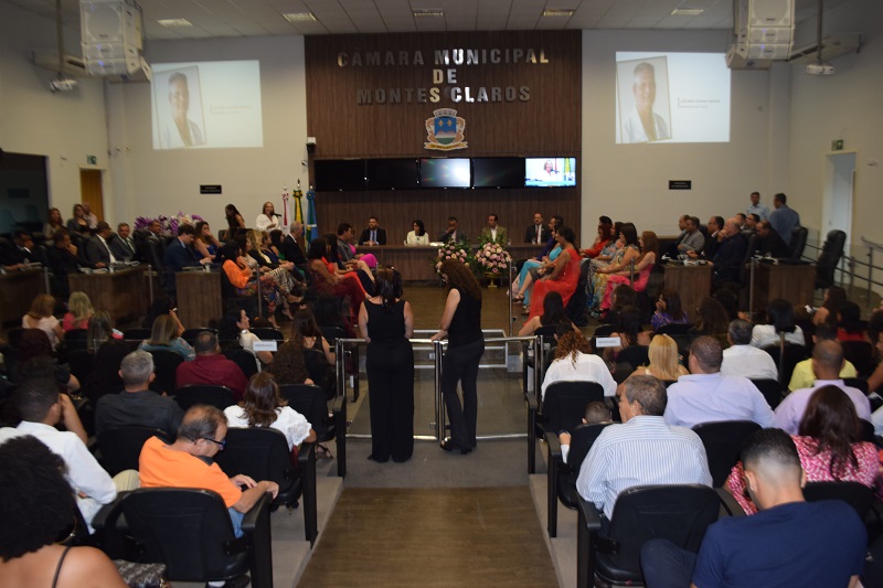 Educadores recebem diploma Yvone Silveira