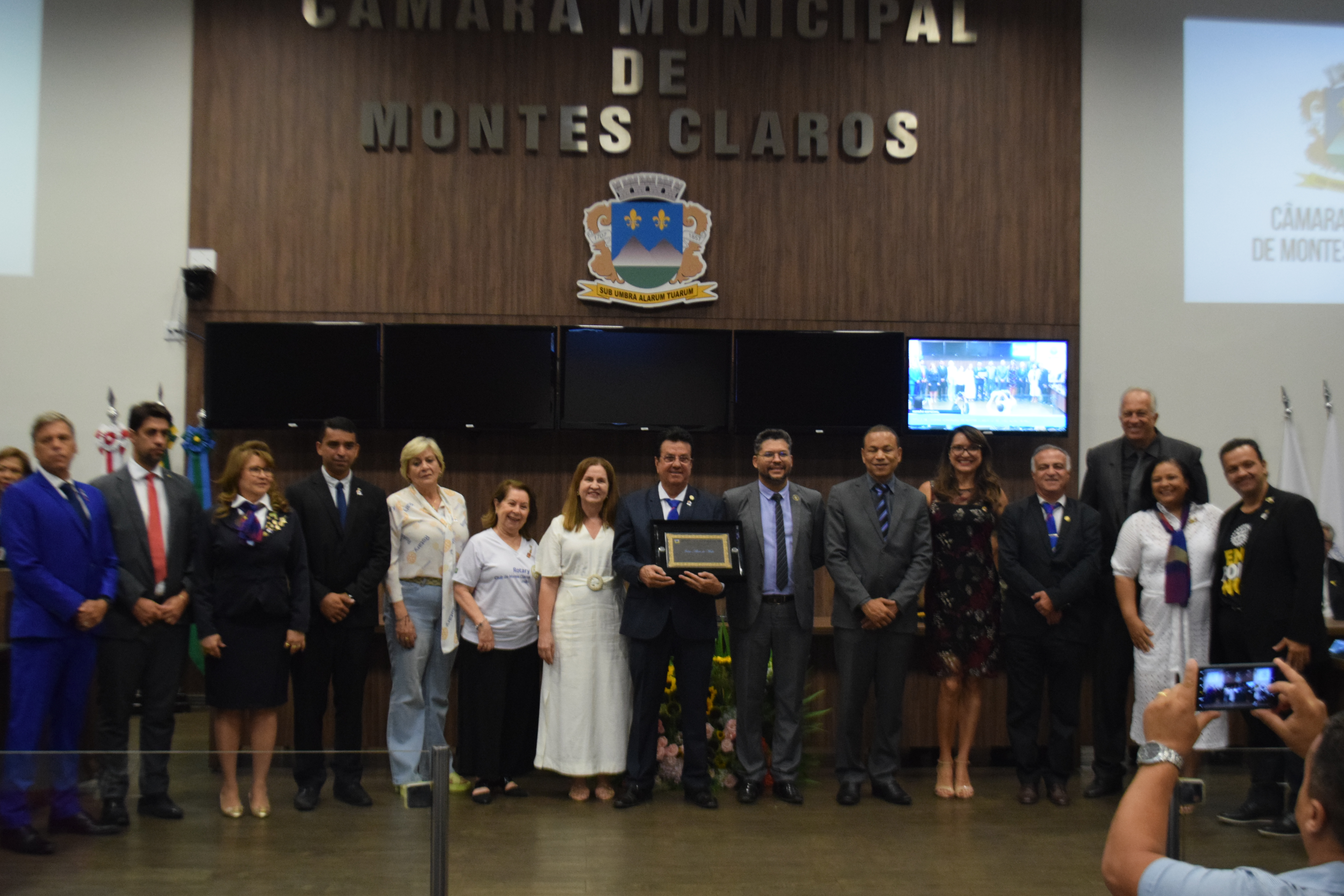 Governador Distrital do Rotary Club é homenageado pela Câmara 