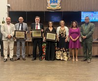 Homenagens marcam sessão especial da Câmara