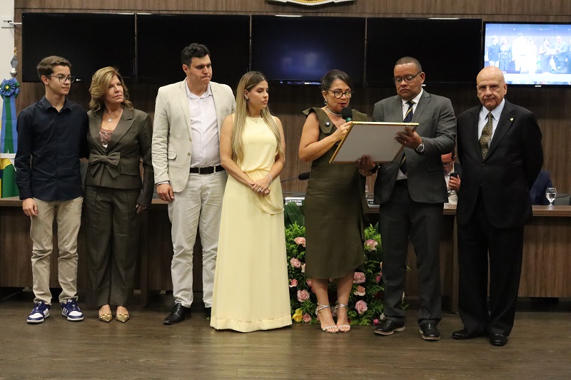 Laís Santiago recebe Placa Alferes José Lopes de Carvalho