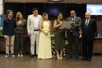Laís Santiago recebe Placa Alferes José Lopes de Carvalho
