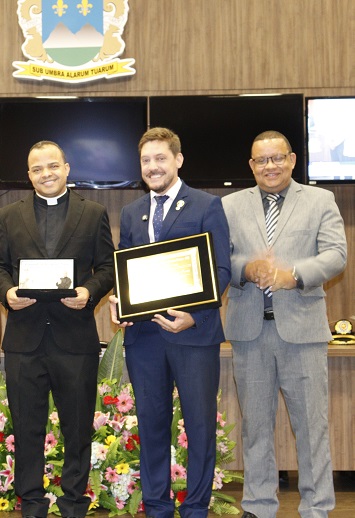 Padre recebe Título de Cidadão Honorário