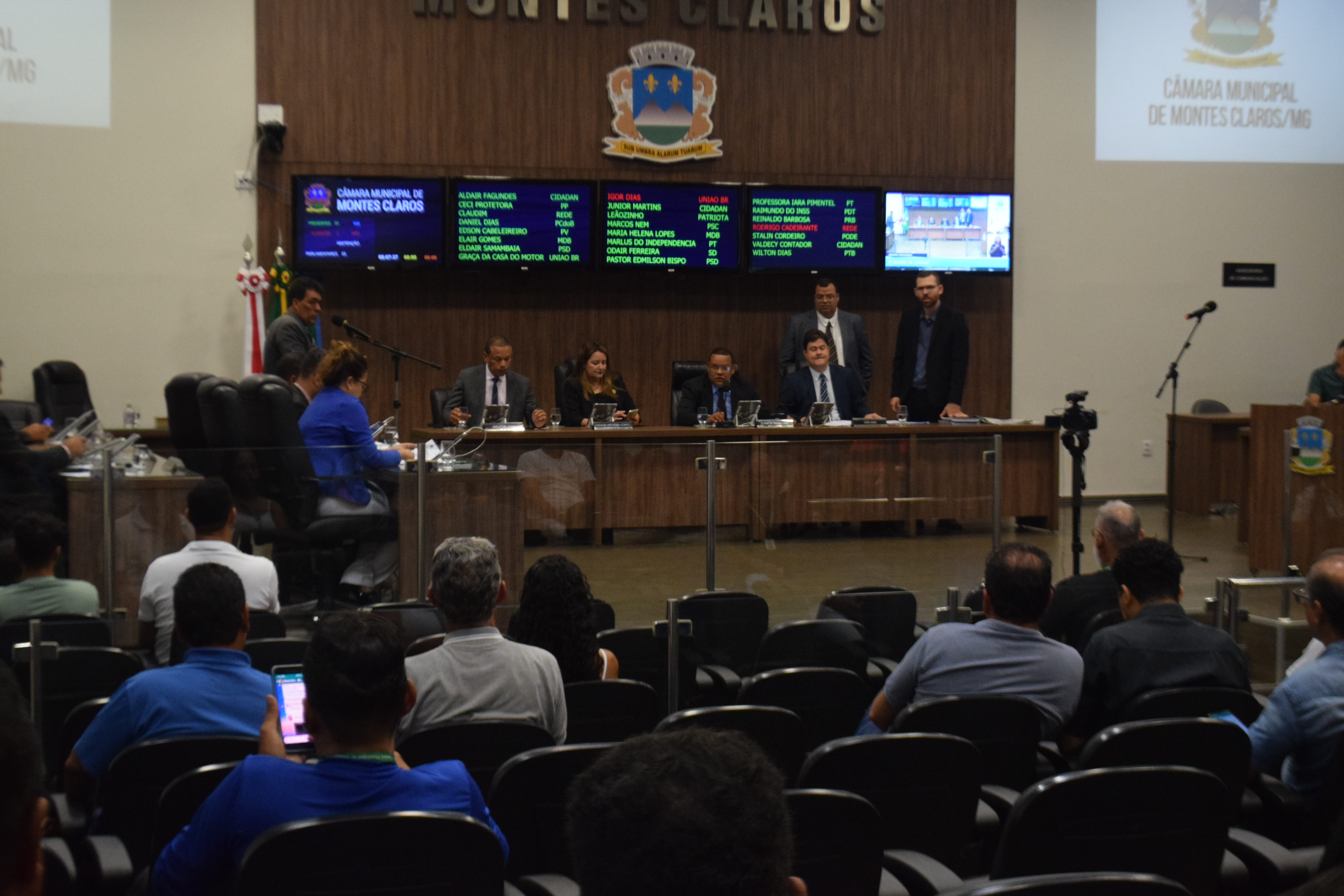 Vereadores cobram melhorias na climatização de escolas