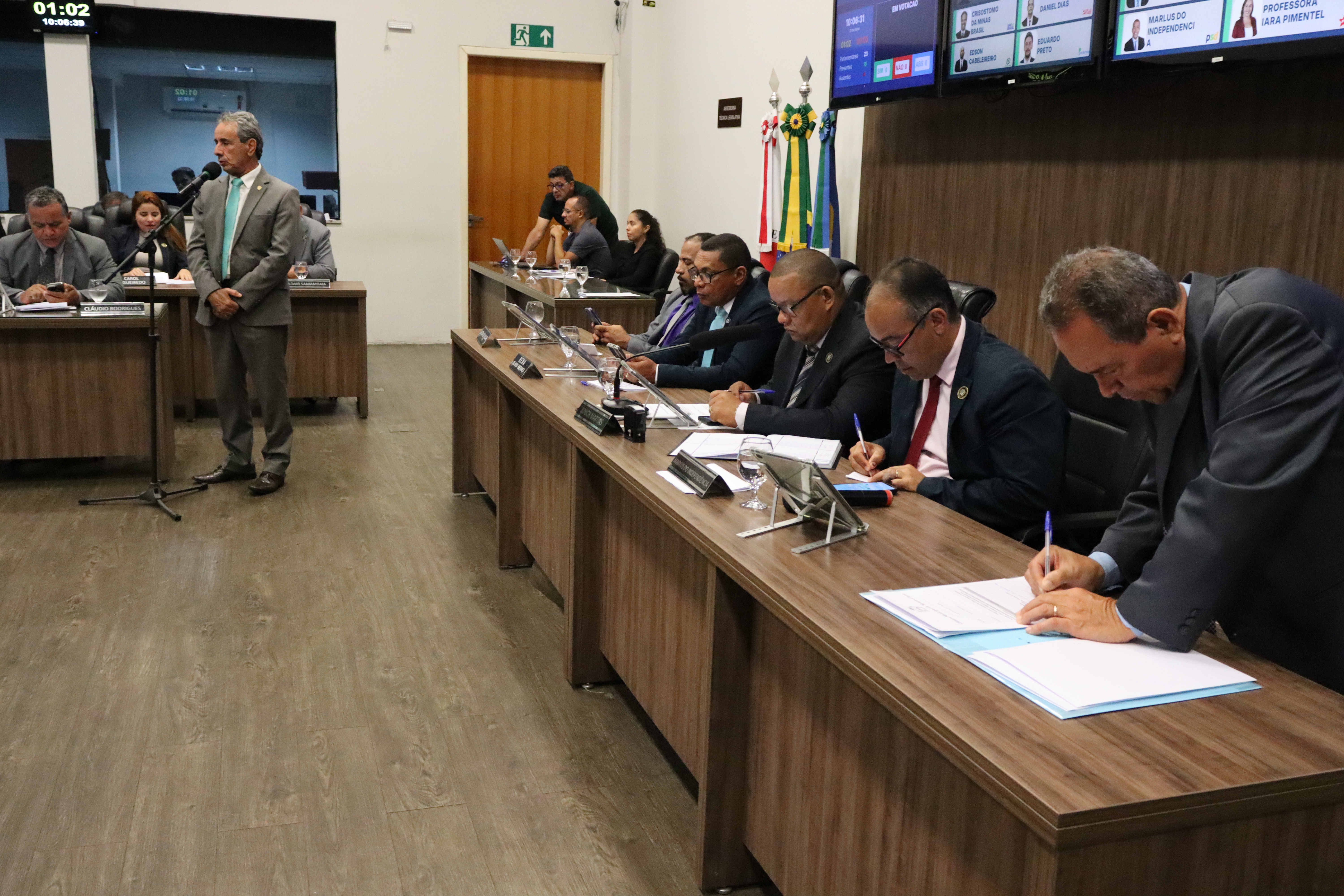 Vereadores aprovam requerimentos com foco em infraestrutura, meio ambiente e serviços públicos 