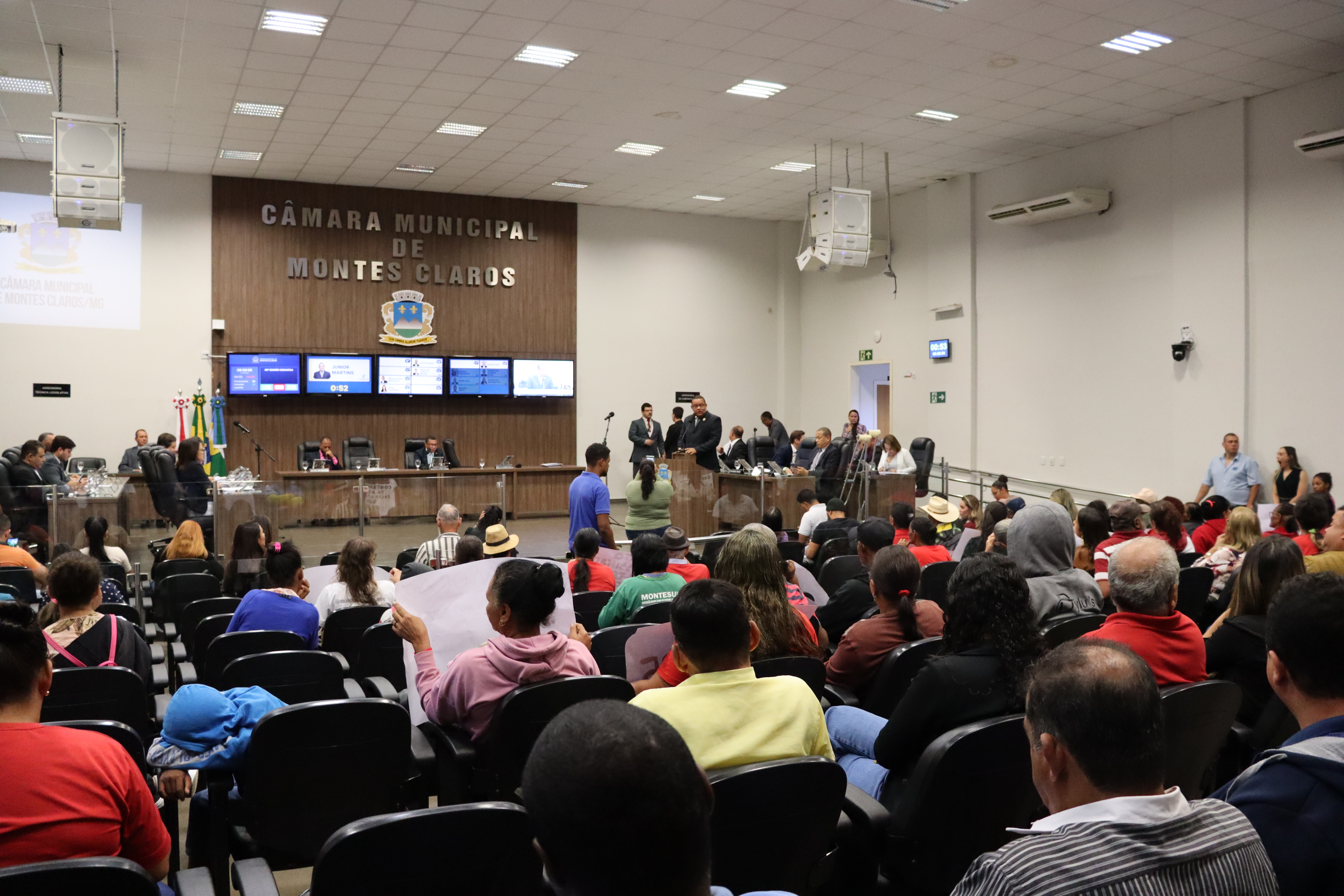 Vereadores aprovam melhorias que vão do asfalto à internet gratuita 